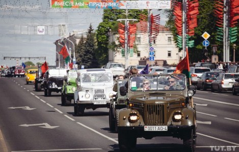Minskdə retro avtomobillərin paradı - FOTOLAR